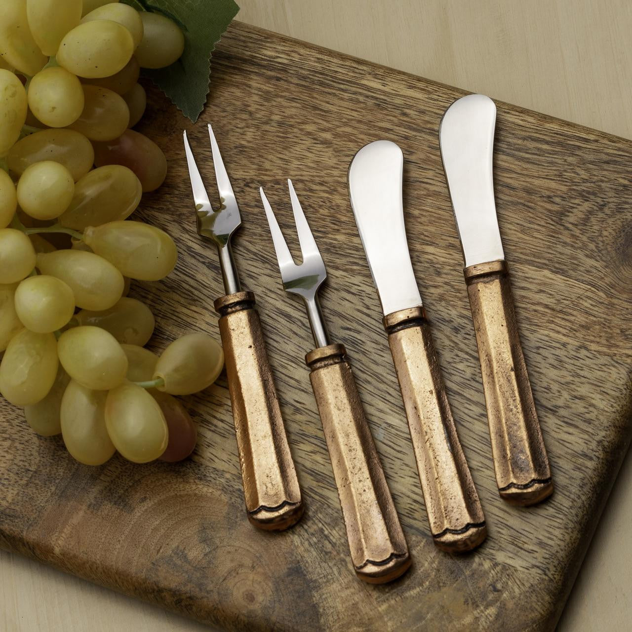 http://inoxflatware.com/cdn/shop/products/maharaja-cheese-spreader-and-fork-4-pc-set__38565.1653571811.1280.1280.jpg?v=1692248314