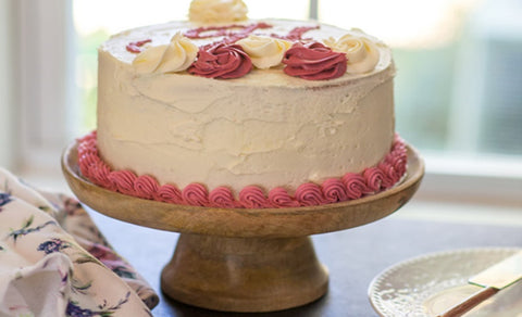 6 Delightful Ways to Decorate a Wood Cake Stand